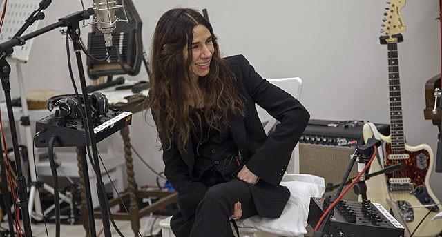 PJ Harvey: A Dog Called Money - CIN
